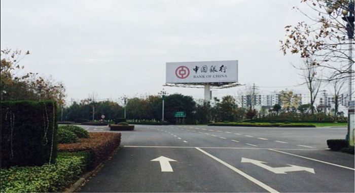 機(jī)場(chǎng)大道黃山高爾夫大門(mén)口